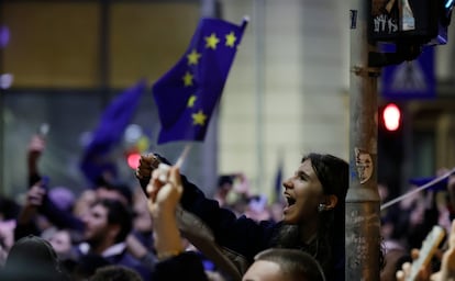 Partidarios del candidato proeuropeo Nicusor Dan celebran en Bucarest su triunfo en las elecciones presidenciales del pasado 18 de mayo.