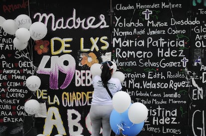 Familiares de los niños que murieron durante el incendio de la Guardería ABC se manifiestan  en Ciudad de México, el 5 de junio 2022.