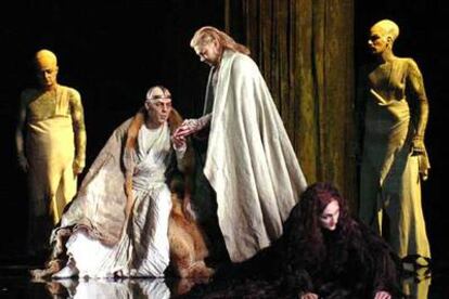 Hanno Müller-Brachmann (segundo por la izquierda), René Pape (en el centro) y Michaela Schuster (en el suelo), en un ensayo general de <i>Parsifal</i> en el teatro de la Maestranza de Sevilla.