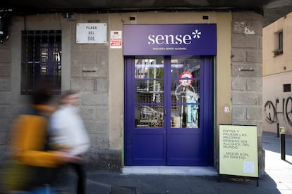 La puerta de Sense en una esquina de la plaza del Sol de Barcelona.