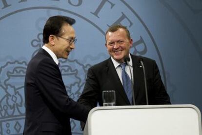 El primer ministro danés, Lars Lokke Rasmussen (derecha), junto al presidente surcoreano, Lee Myung-bak, ayer en Copenhague.