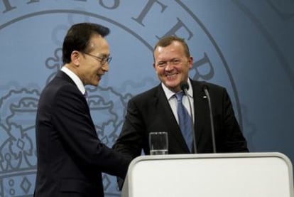 El primer ministro danés, Lars Lokke Rasmussen (derecha), junto al presidente surcoreano, Lee Myung-bak, ayer en Copenhague.