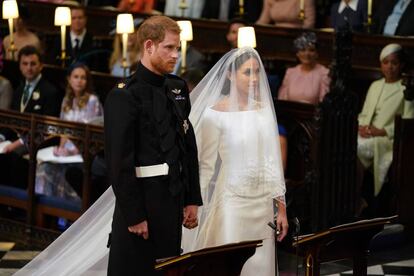 Príncipe Harry e Meghan Markle, agora duque e duquesa de Sussex, juntos no altar.