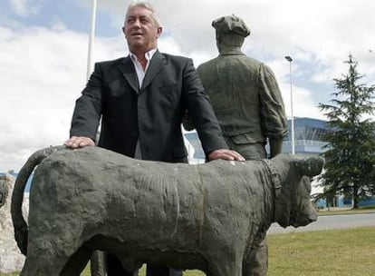 Bertino Velasco, presidente de Central Lechera Asturiana, en los jardines de acceso a la empresa.