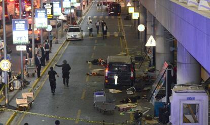 Imagen del aeropuerto de Estambul tras dos explosiones.