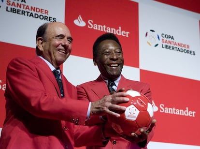 Emilio Botín, junto al jugador de fútbol Edson Arantes do Nascimento, 'Pelé'.