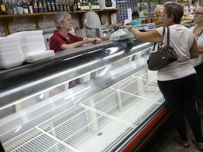 Clientes en un s&uacute;permercado de Caracas, este martes.