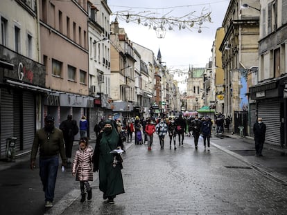 Una calle en la popular ciudad de Saint-Denis, un suburbio del norte de París, el 10 de noviembre de 2020.