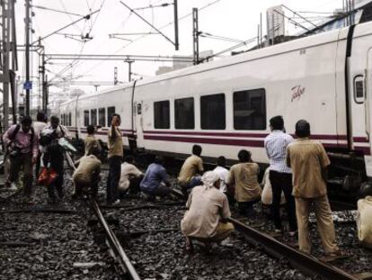 Varias personas observan un tren de la empresa española Talgo a su llegada a la estación central de Bombay, la India, hoy, 2 de agosto de 2016.