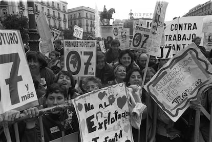 Manifestantes piden el 0,7% del PIB para ayuda al desarrollo en una manifestación en la puerta del Sol en mayo de 1998