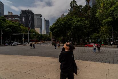 Las personas se reunieron en diferentes puntos de Ciudad de México para poder observar el fenómeno. 