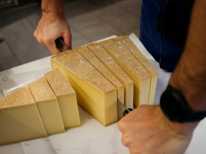 Cortando un queso comte en La Fromagerie Goncourt.