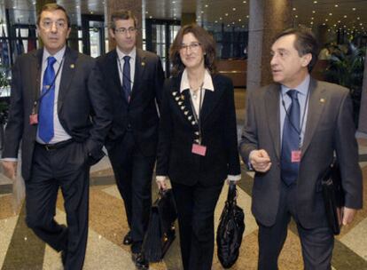 Los diputados generales y la ex <b><i>vicelehendakari</b></i> Idoia Zenarruzabeitia, en el Tribunal de Luxemburgo, en 2008.