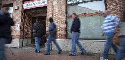 En la imagen, un grupo de personas hacen cola en una oficina del INEM en Alcal&aacute; de Henares (Madrid). EFE/Archivo