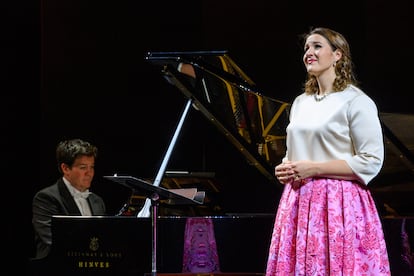 La soprano Lise Davidsen y el pianista James Baillieu al comienzo de la segunda parte de su recital, el lunes en Madrid.