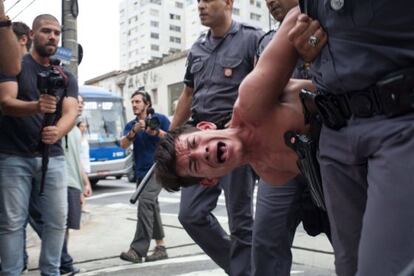 Un estudiante, detenido por la policía.