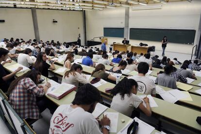 Alumnos de segundo de Bachillerato, en la prueba de Selectividad en Oviedo.