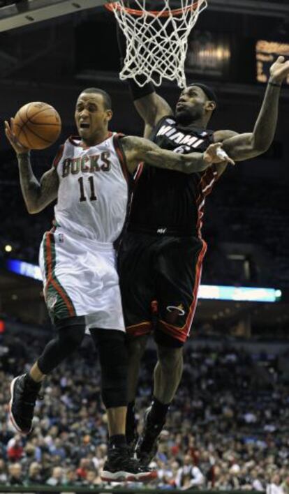 LeBron James, a la derecha, intenta taponar a Monta Ellis.