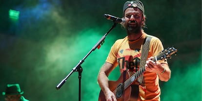 MEXICO CITY, MEXICO - OCTOBER 24:  Singer Pau Dones of Jarabe de Palo performs onstage at Centro Cultural Roberto Cantoral in Mexico City on October 24, 2012 in Mexico City, Mexico.  (Photo by Victor Chavez/WireImage)