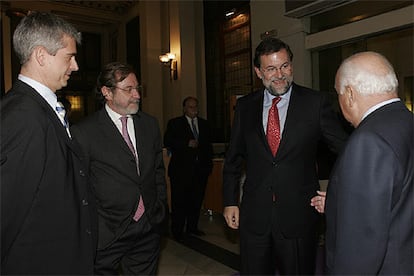 En la imagen, el lder de la oposicin, Mariano Rajoy, saluda a Jess de Polanco, Juan Luis Cebrin y Javier Moreno.