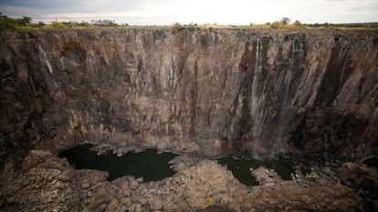 Acantilados secos después de una sequía prolongada en las Cataratas Victoria. Imagen tomada el 24 de enero de 2020.