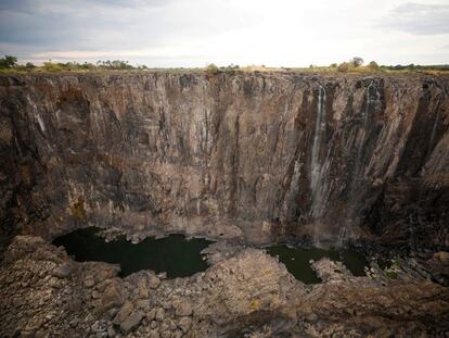 Acantilados secos después de una sequía prolongada en las Cataratas Victoria. Imagen tomada el 24 de enero de 2020.