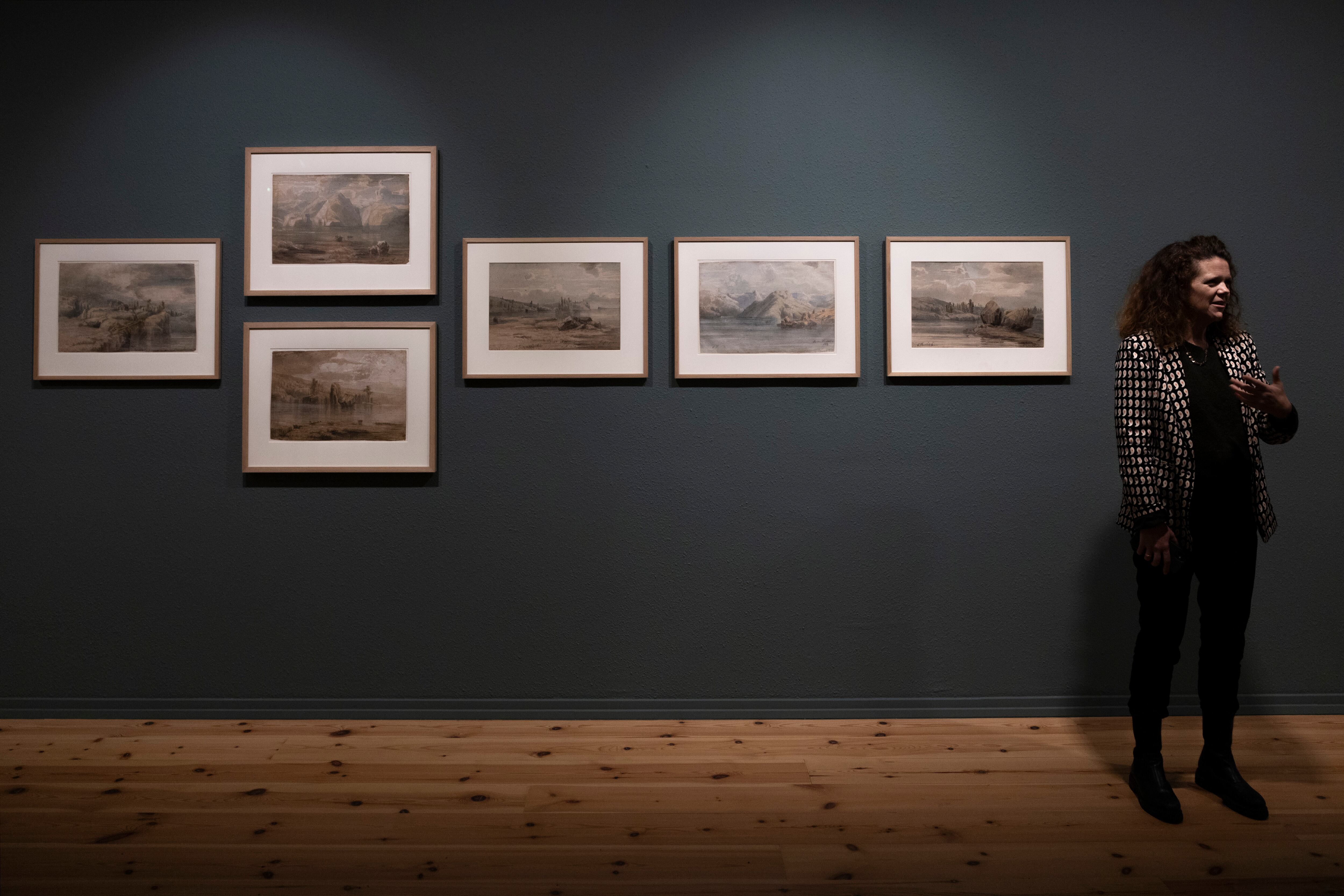 En la imagen, Hanne Beate Ueland, directora del museo de arte de Stavanger, Noruega, junto a obras de la exposición 'Visionary Romantics', el 7 de diciembre de 2023. 