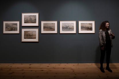 En la imagen, Hanne Beate Ueland, directora del museo de arte de Stavanger, Noruega, junto a obras de la exposición 'Visionary Romantics', el 7 de diciembre de 2023. 