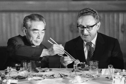 1973: Henry Kissinger y el primer ministro Zhou Enlai, en Pekín.