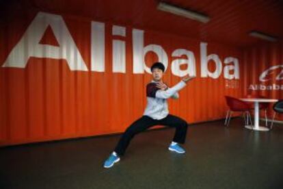 Un empleado practica taichí en la sede de Alibaba, en China