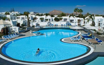 Piscina del complejo de apartamentos Nautilus Lanzarote.