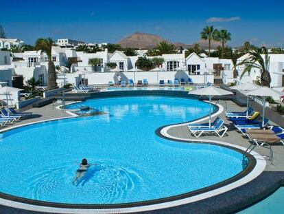 Piscina del complejo de apartamentos Nautilus Lanzarote.