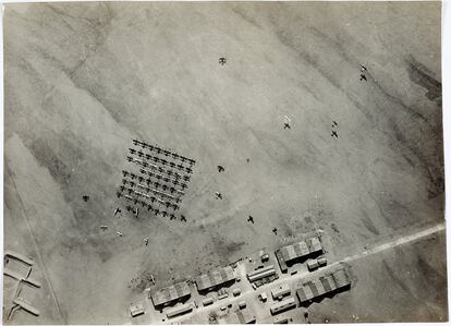 Vista aérea de las Fuerzas Aéreas Británicas despegando en el desierto de Palestina, c 1917
