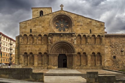 La primitiva iglesia de Santo Tomé (pasó a ser de Santo Domingo a finales del XIX), data de principios del XII; en la segunda mitad de este siglo se agrandó, derribándose gran parte de lo construido, y alzándose la gran fachada occidental, el elemento más representativo de uno de los monumentos más valiosos del románico castellano. “Es la gran fachada del románico español”, resalta la guía de Anaya Touring: cuatro arquivoltas de medio punto sobre cinco pares de columnas con magníficos capiteles (que representan escenas del Antiguo Testamento), coronando un frontón dominado por la figura del Pantocrátor, flanqueado por los cuatro evangelistas, María y José.