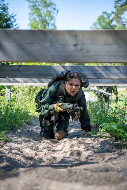 Estas experiencias le permiten desempeñar su papel de futura soberana con una base de conocimiento más amplia sobre las operaciones de defensa y el rol del ejército en Suecia.