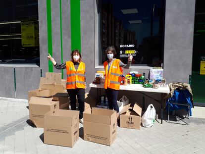 Miembros de la Asociación de Vecinos de Las Tablas, durante un día de recogida de alimentos.