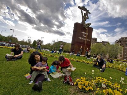 Gente leyendo en una rotonda de Leganés