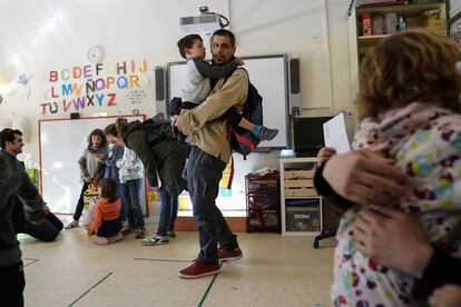 Fernando recoge a su hijo Martín en el colegio. Durante las tardes también aprovechan para pasar un rato con otros padres del colegio al terminar las clases.