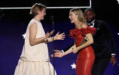 Greta Gerwig y Margot Robbie celebran el premio a mejor comedia en la entrega de los Critics Choice Awards.