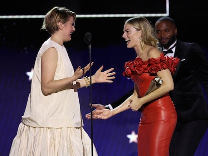 Greta Gerwig y Margot Robbie celebran el premio a mejor comedia en la entrega de los Critics Choice Awards.