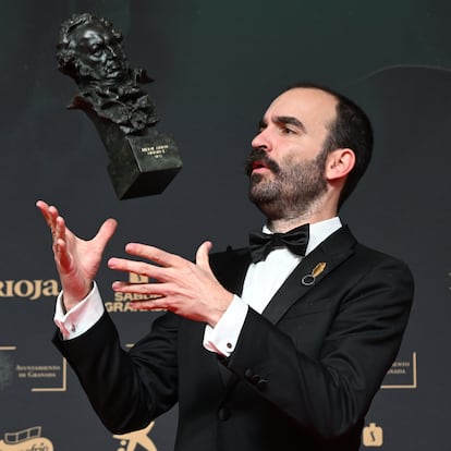 GRANADA, 08/02/2025.- El guionista Eduard Sola posa con el Goya a mejor guión original por "Casa en flames", en la 39 edición de los Premios Goya de la Academia de Cine que se celebra este sábado en el Palacio de Congresos y Exposiciones de Granada. EFE/Miguel Ángel Molina
