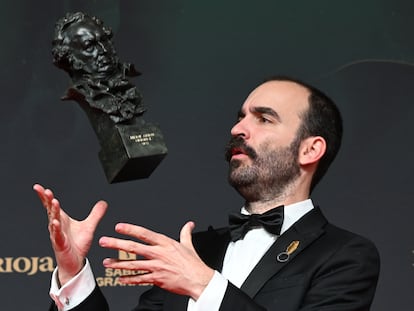 GRANADA, 08/02/2025.- El guionista Eduard Sola posa con el Goya a mejor guión original por "Casa en flames", en la 39 edición de los Premios Goya de la Academia de Cine que se celebra este sábado en el Palacio de Congresos y Exposiciones de Granada. EFE/Miguel Ángel Molina