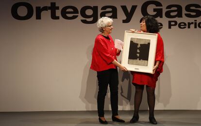Soledad Gallego-Díaz (izquierda) recibe el galardón a la Trayectoria Profesional de manos de Almudena Grandes.