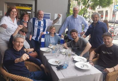 Ane Bastida, en el centro, en una comida con miembros de su peña, la Madrilgo Errealzaleak. A su izquierda, sentado, el actor Gorka Otxoa, el día que le dieron el premio de la 'Txapela Urdina'.