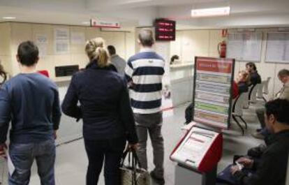 Varias personas esperan su turno para ser atendidos, en el interior de una oficina de Empleo situada en el barrio madrileño de Salamanca. EFE/Archivo