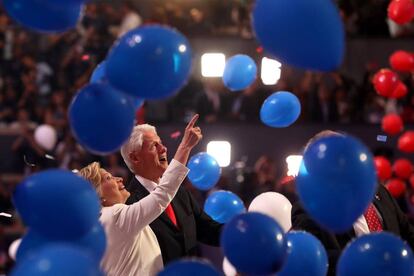 Hillary y Bill Clinton observan los globos que invadieron el escenario de Filadelfia. 