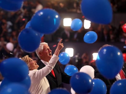 Hillary e Bill Clinton observam os balões que invadiram o palco da Filadélfia.