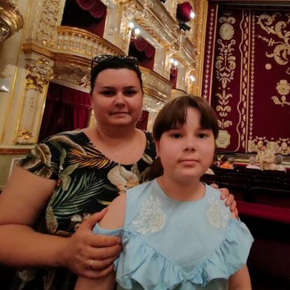 Oleshko y su hija, en el Teatro Nacional de Odesa en una imagen de 2022.  