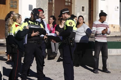 Aprovechando la actualización del censo, los agentes buscan posibles plantaciones de marihuana en el interior de domicilios y locales de este barrio.