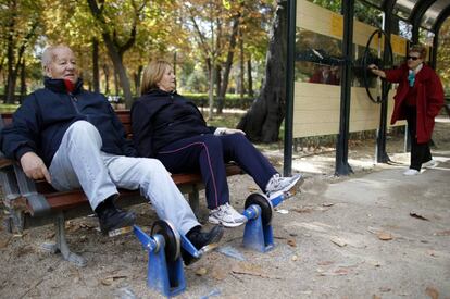 Acianos haciendo ejercicio en los aparatos instalados en el parque del Retiro en el oto&ntilde;o de Madrid. 
